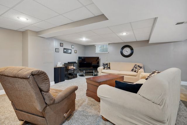 717 S Point Drive, Schaumburg, IL 60193