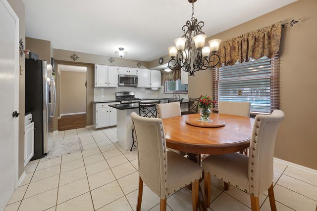 717 S Point Drive, Schaumburg, IL 60193