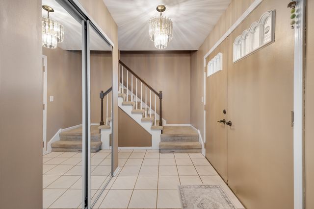 717 S Point Drive, Schaumburg, IL 60193