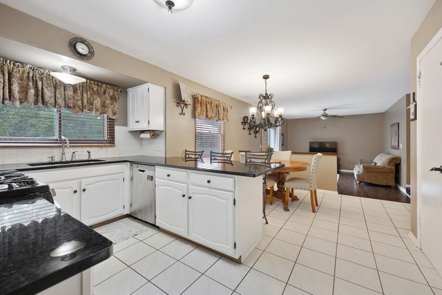 717 S Point Drive, Schaumburg, IL 60193