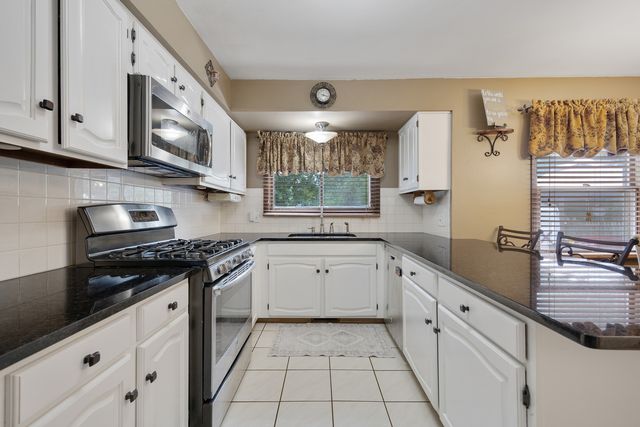 717 S Point Drive, Schaumburg, IL 60193