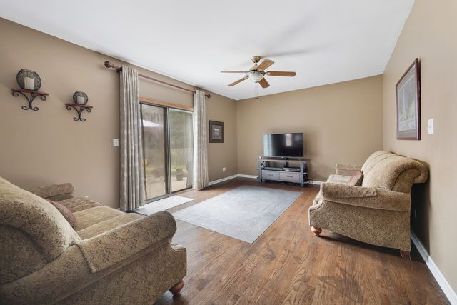 717 S Point Drive, Schaumburg, IL 60193