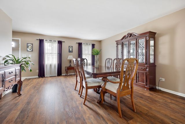 717 S Point Drive, Schaumburg, IL 60193
