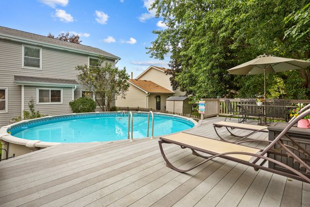 717 S Point Drive, Schaumburg, IL 60193
