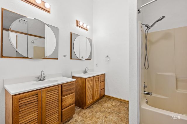 2015 Washington Ave, Caldwell, ID 83605