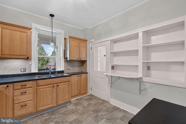 201 W MAIN ST, Leola, PA 17540