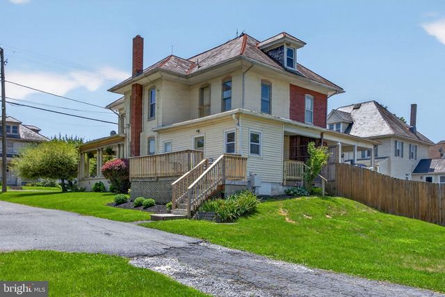201 W MAIN ST, Leola, PA 17540