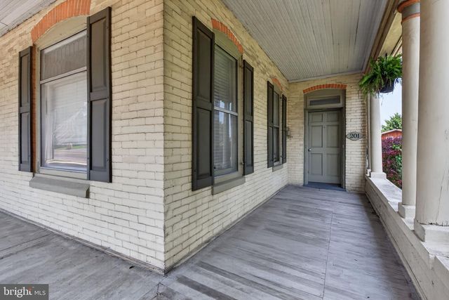 201 W MAIN ST, Leola, PA 17540