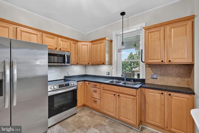 201 W MAIN ST, Leola, PA 17540