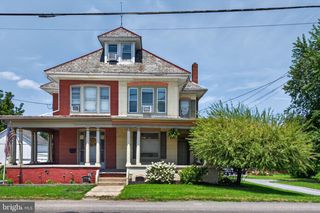 201 W MAIN ST, Leola, PA 17540