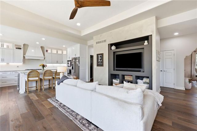 701 NE Shoreline Drive, Lee's Summit, MO 64064