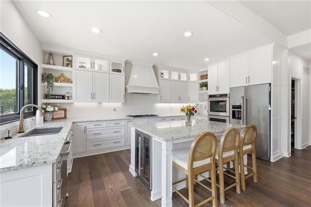 701 NE Shoreline Drive, Lee's Summit, MO 64064