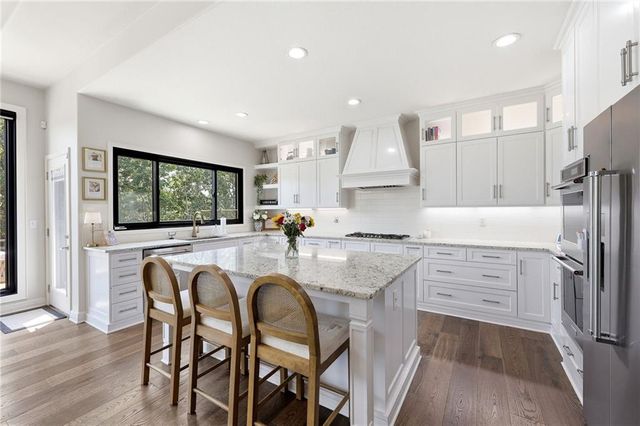 701 NE Shoreline Drive, Lee's Summit, MO 64064