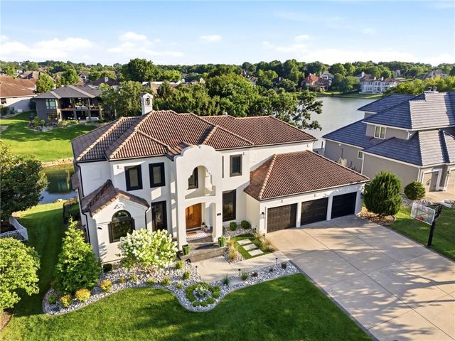 701 NE Shoreline Drive, Lee's Summit, MO 64064