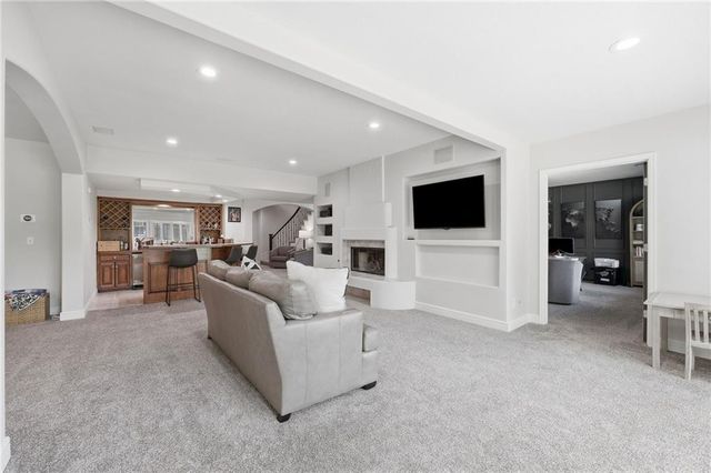 701 NE Shoreline Drive, Lee's Summit, MO 64064