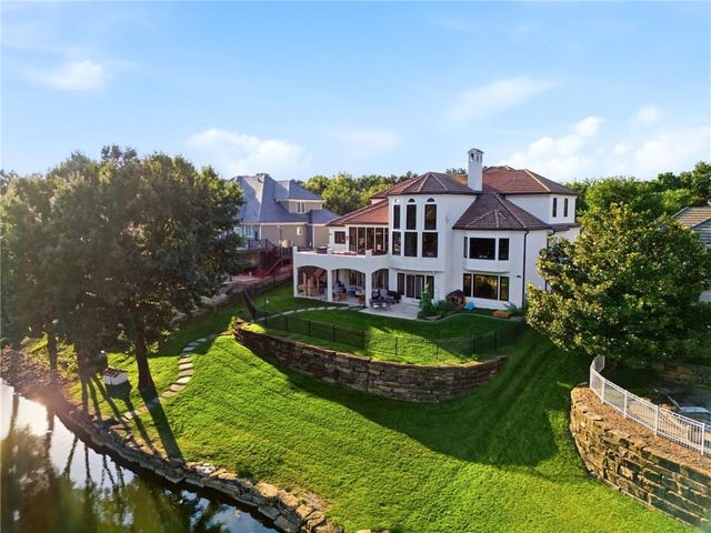 701 NE Shoreline Drive, Lee's Summit, MO 64064