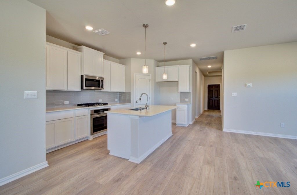 Image 10 of property listing at 849 Saltbush Street, New Braunfels, TX 78130