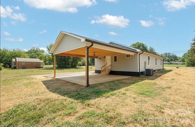 1810 E Greenbriar Road, Statesville, NC 28677