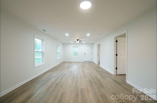 1810 E Greenbriar Road, Statesville, NC 28677