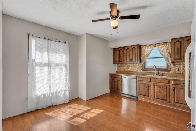 5328 NW Green Hills RD, Topeka, KS 66618