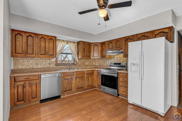 5328 NW Green Hills RD, Topeka, KS 66618