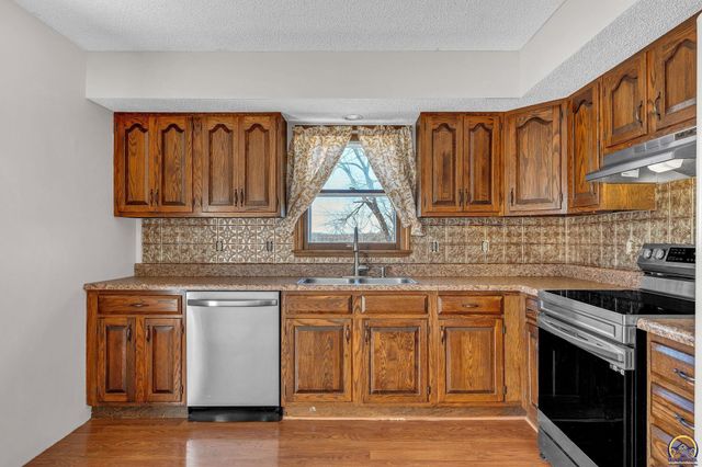 5328 NW Green Hills RD, Topeka, KS 66618