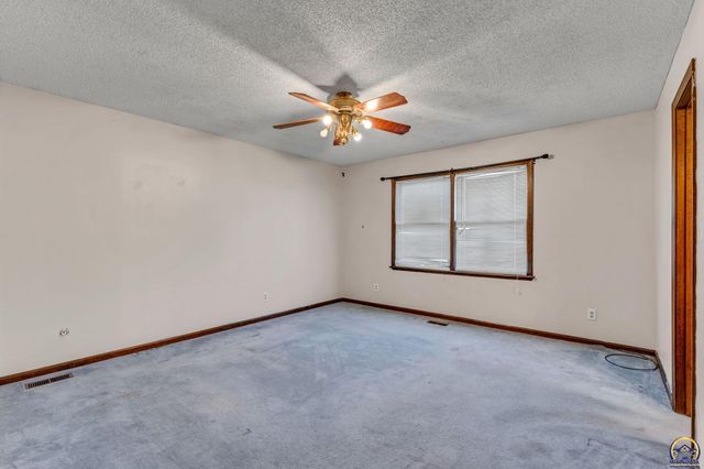 5328 NW Green Hills RD, Topeka, KS 66618