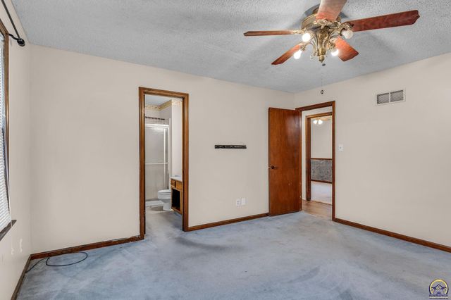 5328 NW Green Hills RD, Topeka, KS 66618