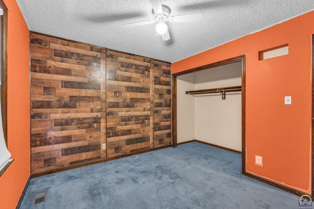 5328 NW Green Hills RD, Topeka, KS 66618