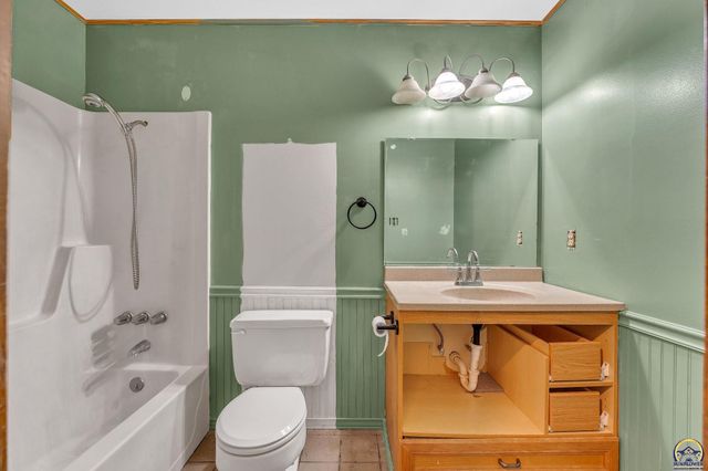 5328 NW Green Hills RD, Topeka, KS 66618