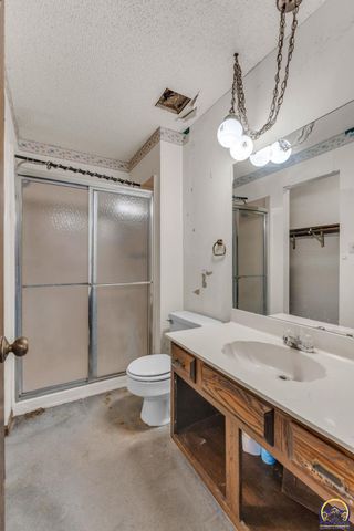 5328 NW Green Hills RD, Topeka, KS 66618