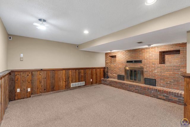 5328 NW Green Hills RD, Topeka, KS 66618