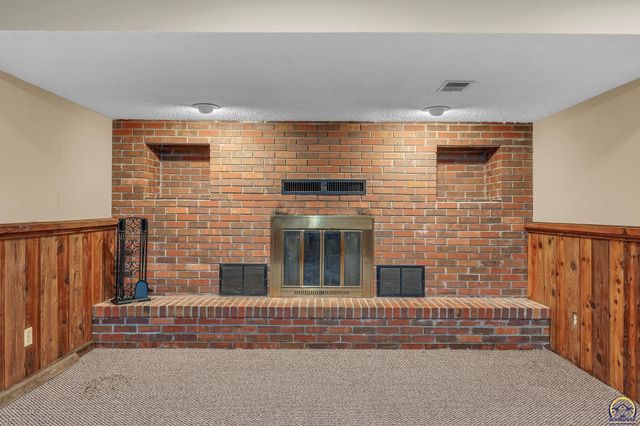 5328 NW Green Hills RD, Topeka, KS 66618