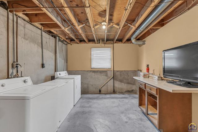 5328 NW Green Hills RD, Topeka, KS 66618