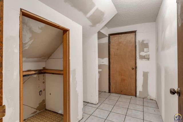 5328 NW Green Hills RD, Topeka, KS 66618