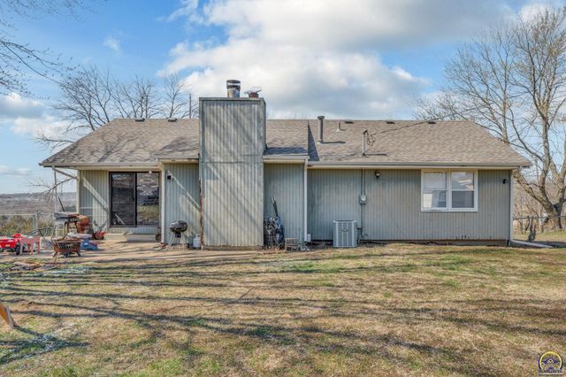 5328 NW Green Hills RD, Topeka, KS 66618
