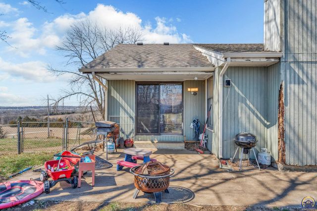 5328 NW Green Hills RD, Topeka, KS 66618