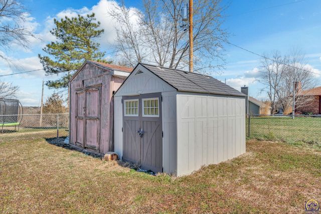 5328 NW Green Hills RD, Topeka, KS 66618