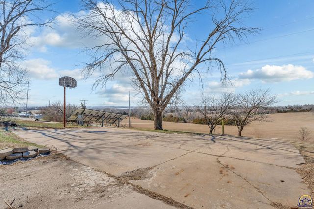 5328 NW Green Hills RD, Topeka, KS 66618