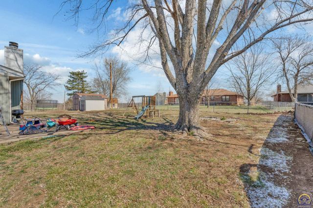 5328 NW Green Hills RD, Topeka, KS 66618