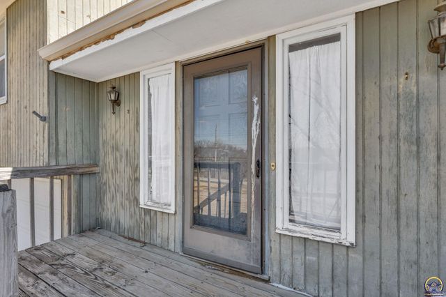 5328 NW Green Hills RD, Topeka, KS 66618