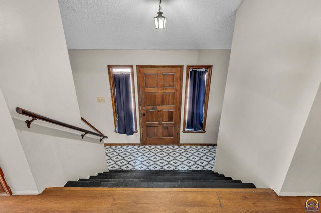 5328 NW Green Hills RD, Topeka, KS 66618