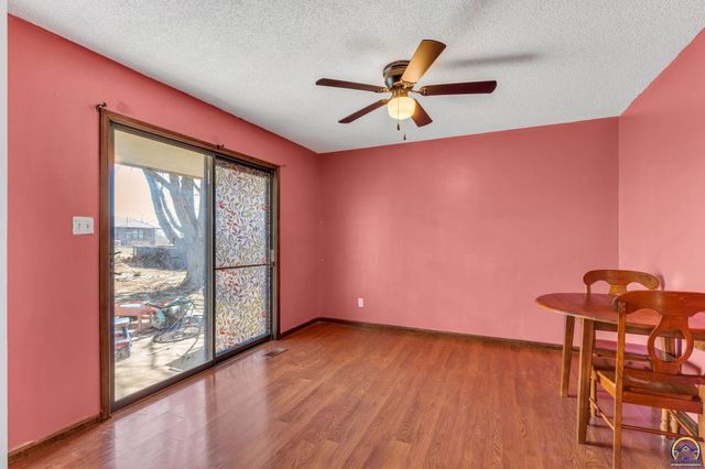 5328 NW Green Hills RD, Topeka, KS 66618