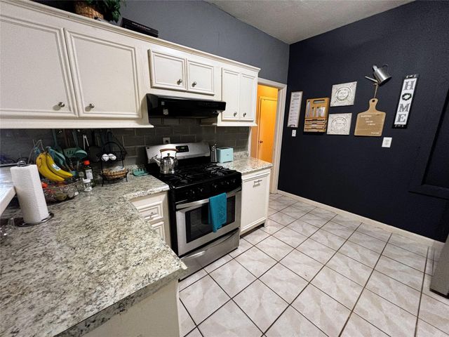 9717 Debbie Lane, Houston, TX 77038