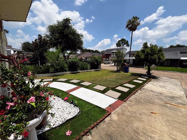 9717 Debbie Lane, Houston, TX 77038