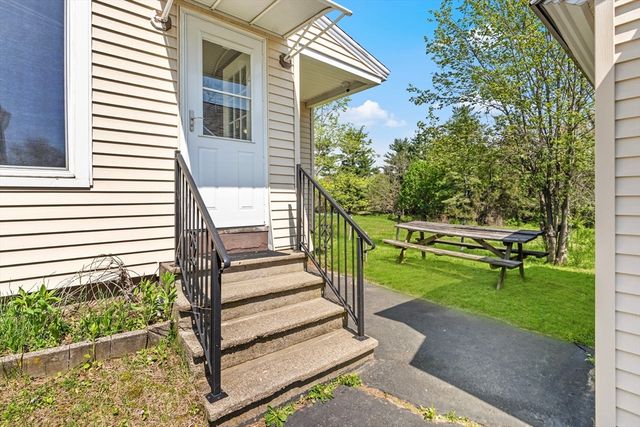 17 Moosebrook Rd, Southampton, MA 01073