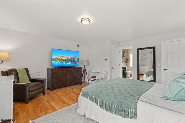 86 Elm St, Dumont Boro, NJ 07628