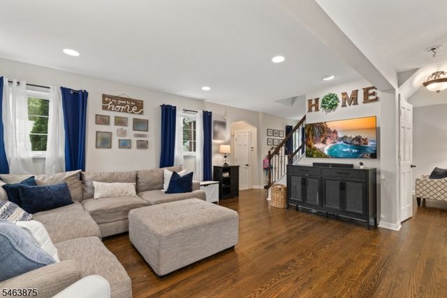 86 Elm St, Dumont Boro, NJ 07628