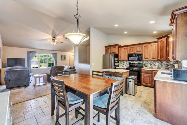 1927 CROSS CREEK CIRCLE, De Pere, WI 54115