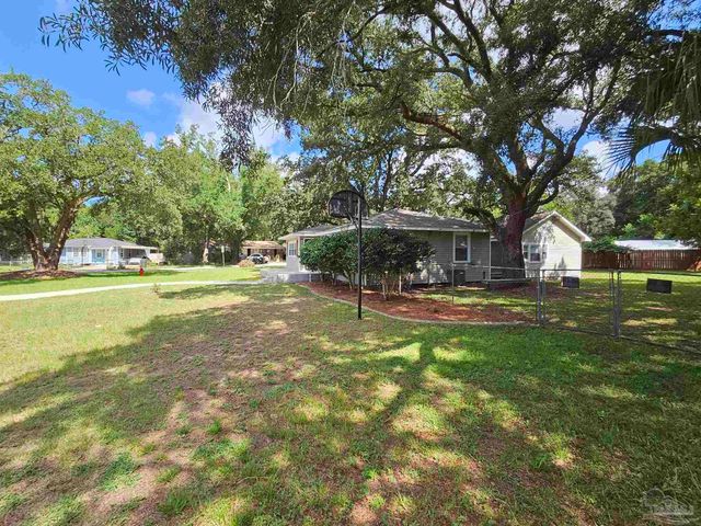 202 Edgewater Dr, Pensacola, FL 32507